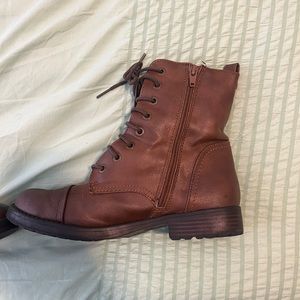 Women’s boots size 9. Only worn 1x. In perfect condition, true to size